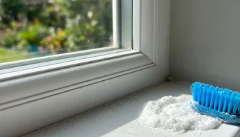 Bicarbonat sodowy do czyszczenia szyn okiennych: do czego służy i jakie daje korzyści
