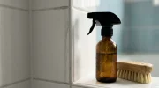 Wilgoć i pleśń w łazience: jak się ich pozbyć bez użycia agresywnej chemii?
